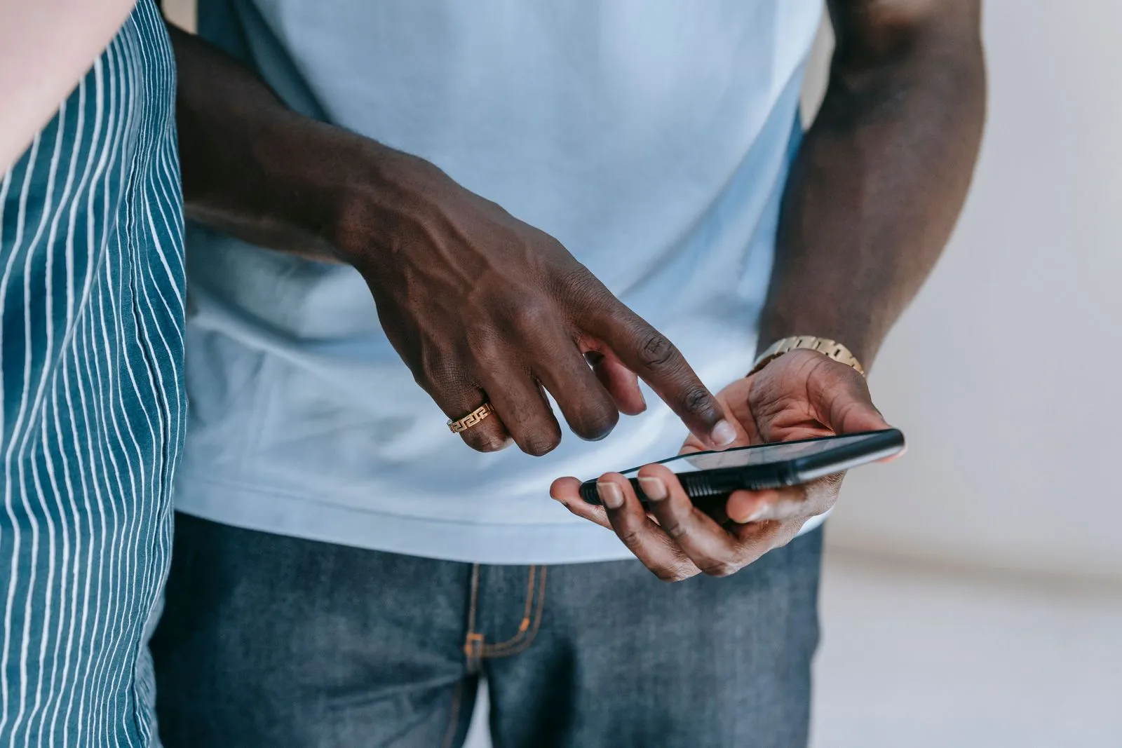 Nahaufnahme von zwei Händen, die auf einem Smartphone tippen