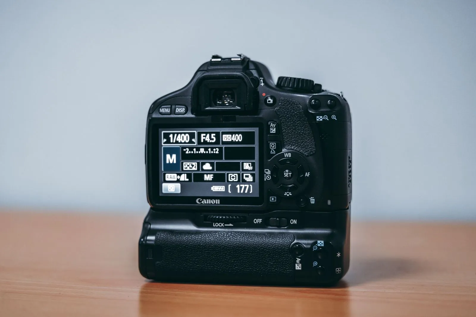 Display einer Spiegelreflexkamera mit Verschlusszeit 1/400, Blende F4.5 und ISO 400