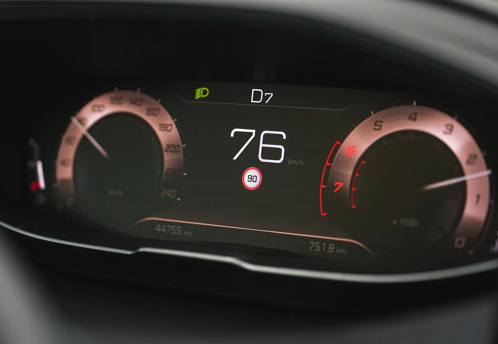 Quadro strumenti digitale di un'auto con tachimetro in km/h e contachilometri a 44.755 km